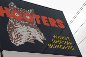 Hooters restaurant breaks ground in Fulshear